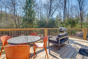 4 Mi to Downtown Brevard Sleek Cabin with Deck